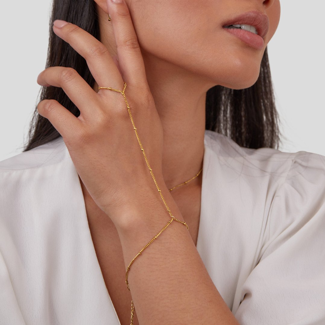 シックなハンドチェーンブレスレット